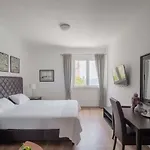 Stone House Buljanovic * Сали