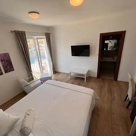 Stone House Buljanovic * サリ